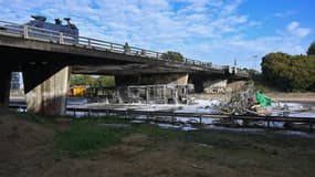 Le bus incendié sous le Pont de l'Alma, à Rennes (Ille-et-Vilaine) le mercredi 10 septembre.