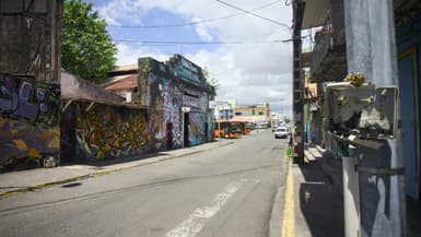 Une rue de la banlieue de Pointe-à-Pitre, en Guadeloupe, le 10 avril 2024 (image d'illustration).