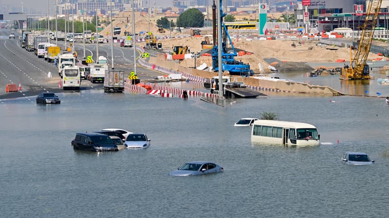Des voitures sont bloquées dans une rue inondée de Dubaï à la suite de fortes pluies, le 18 avril 2024. 