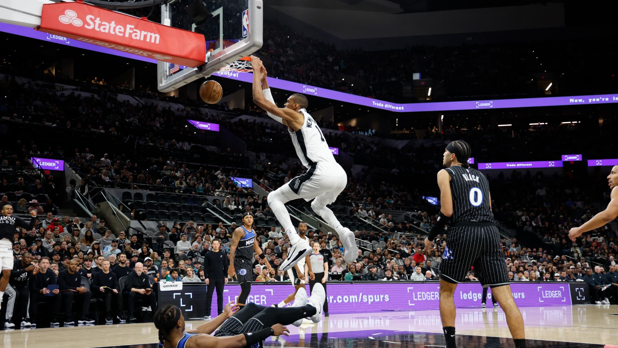 https://images.bfmtv.com/jADbfOjh4rVUmGiJfo2r2bzXFRY=/0x89:2048x1241/images/Victor-Wembanyama-lors-de-la-victoire-de-San-Antonio-contre-Orlando-112-103-NBA-le-1er-fevrier-2026-2227559.jpg