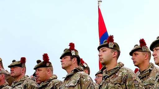 Des soldats écossais se recueillent le 1er juillet devant le cratère de Lochnagar, à Ovillers-la-Boisselle, dans la Somme.