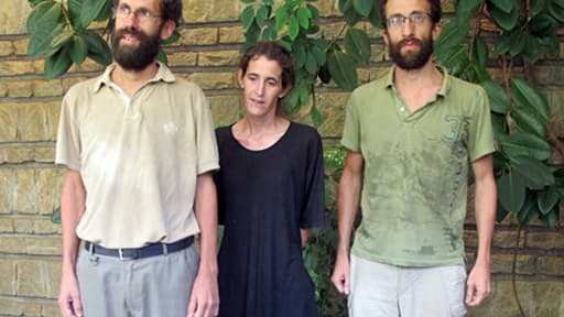 Tanguy et Albane Moulin-Fournier et son frère Cyril, photographiés  vendredi matin à l'ambassade de France à Yaoundé après leur libération. Ils apparaissent très amaigri après leur 2 mois de captivité.