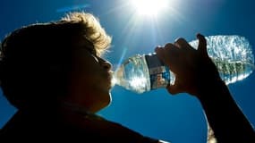 Un homme en train de s'hydrater à Lille. 