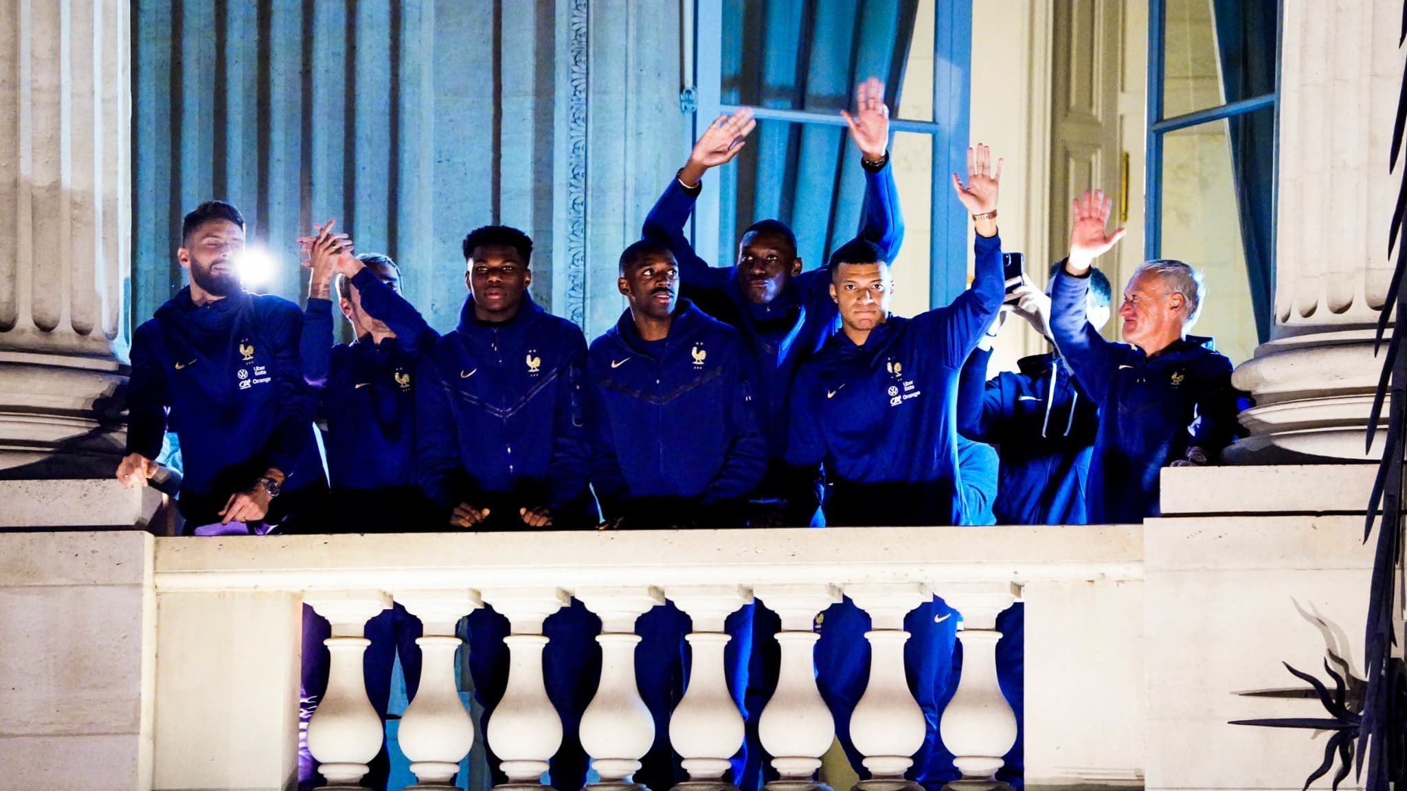 Les Bleus saluent leur public place de la Concorde après le Mondial 2022
