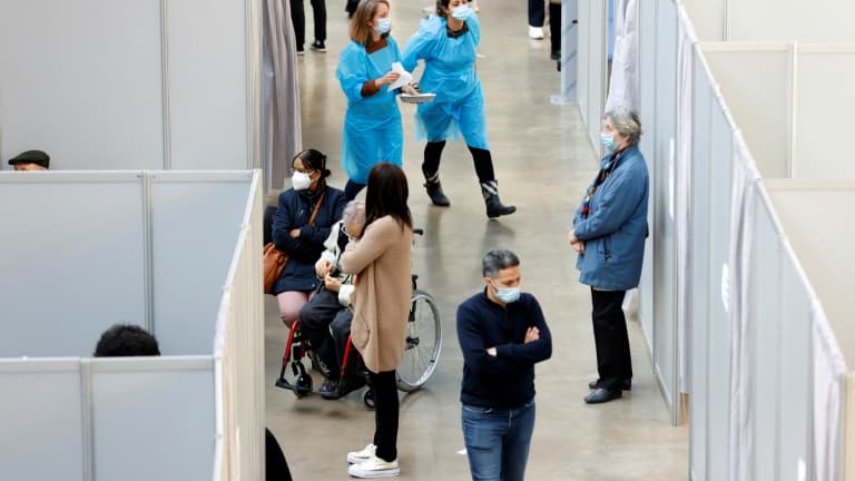 Soignants et personnes venant se faire vacciner contre le Covid-19 dans le centre de vaccination d'Ile-de-France à Paris, le 6 mars 2021