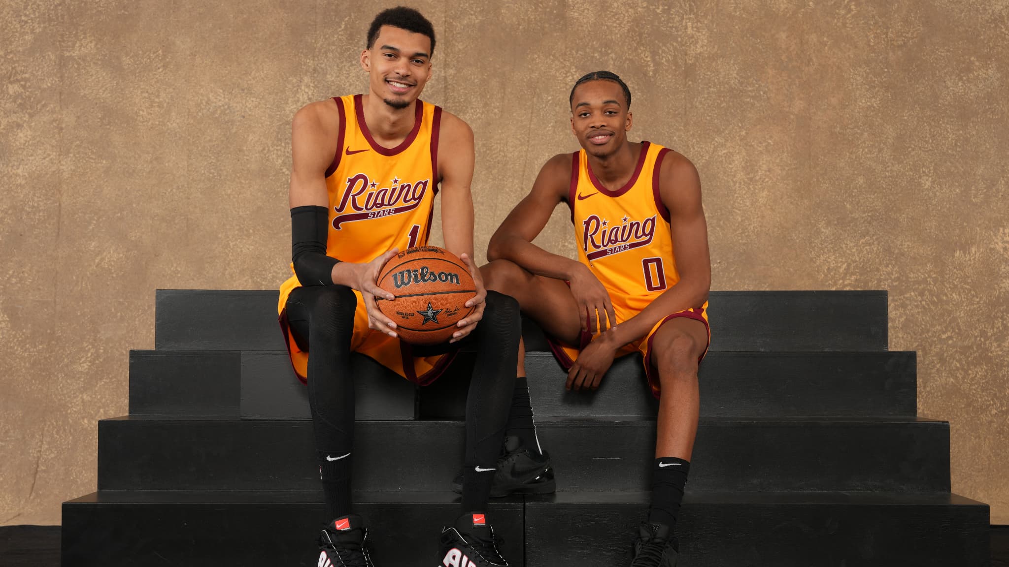 Victor Wembanyama et Bilal Coulibaly lors du Rising Stars, au All Star week-end d'Indianapolis, le 12/04/2024