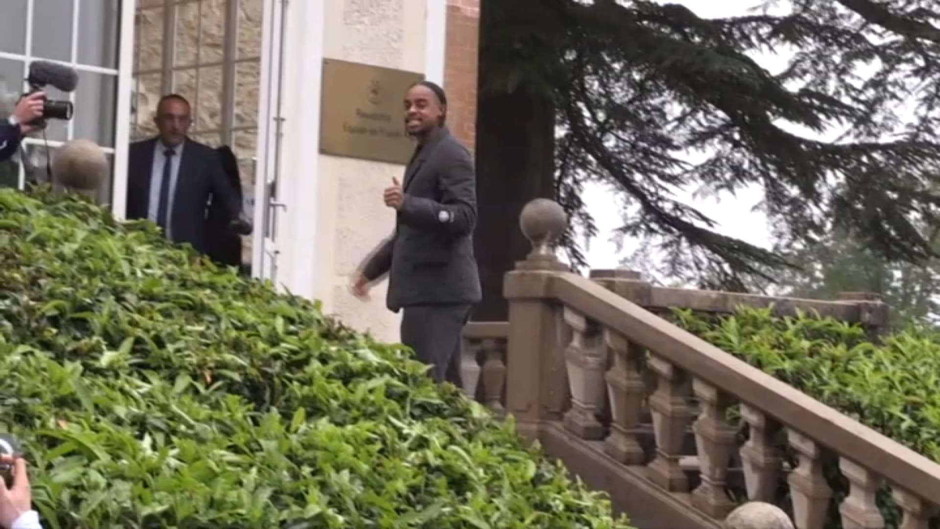 Bradley Barcola sur les marches du "château" de Clairefontaine, le 29 mai 2024 Bradley Barcola sur les marches du "château" de Clairefontaine, le 29 mai 2024