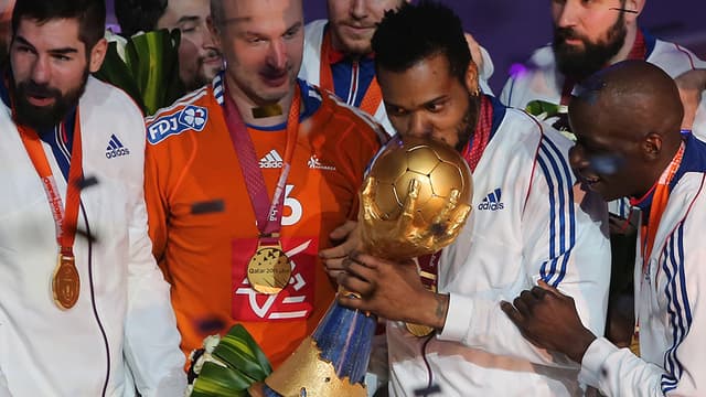 Quatrième titre mondial pour le gardien de l'équipe de France de handball, Thierry Omeyer (au centre, avec son maillot orange).
