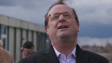 François Hollande observe Julie Gayet, dans le cockpit d'un avion.