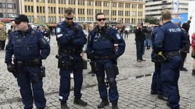 Des policiers finlandais patrouillent à Turku au lendemain de l'attaque au couteau qui a fait deux morts et plusieurs blessés le 18 août 2017