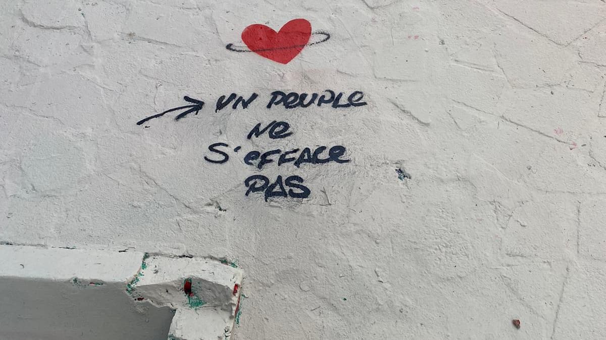 L'inscription "un peuple ne s'efface pas", graffée sur un mur à proximité des escaliers du Cours Julien, où le drapeau palestinien a été effacée, prise en photo le 21 janvier 2024. L'inscription "un peuple ne s'efface pas", graffée sur un mur à proximité des escaliers du Cours Julien, où le drapeau palestinien a été effacée, prise en photo le 21 janvier 2024.