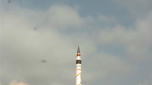 L'Inde a lancé lors d'un exercice son premier missile à longue portée capable d'atteindre le centre de la Chine ou l'Europe. /Photo prise le 19 avril 2012/REUTERS/Organisation de recherche et développement de la Défense indienne