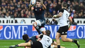 Rémi Lamerat se débat au milieu des All Blacks.