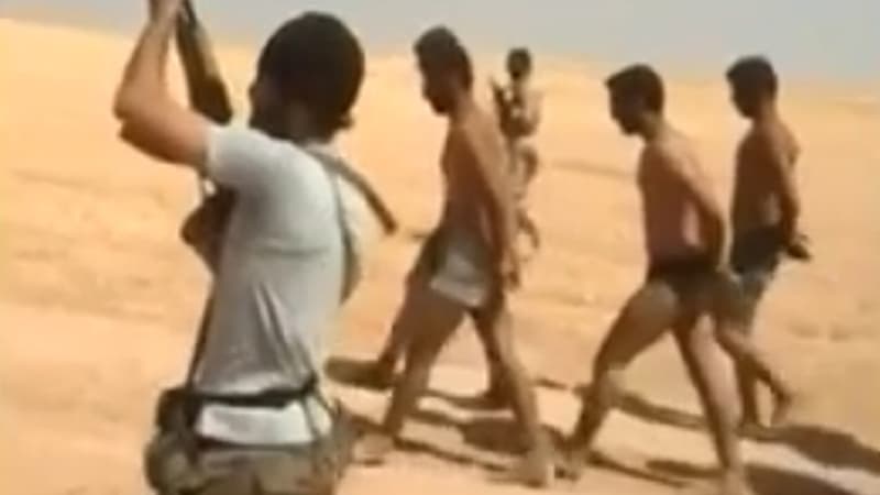 Une image tirée d'une vidéo mise en ligne sur Youtube le 28 août montre des hommes en sous-vêtements marchant pieds nus dans le désert. Cette même vidéo montre ces hommes, présentés comme des soldats syriens, être exécutés par des membres de l'EI.