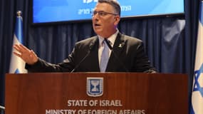 Le nouveau ministre israélien des Affaires étrangères, Gideon Saar, s'exprime lors d'une cérémonie de passation de pouvoirs au ministère des Affaires étrangères à Jérusalem, le 10 novembre 2024. 