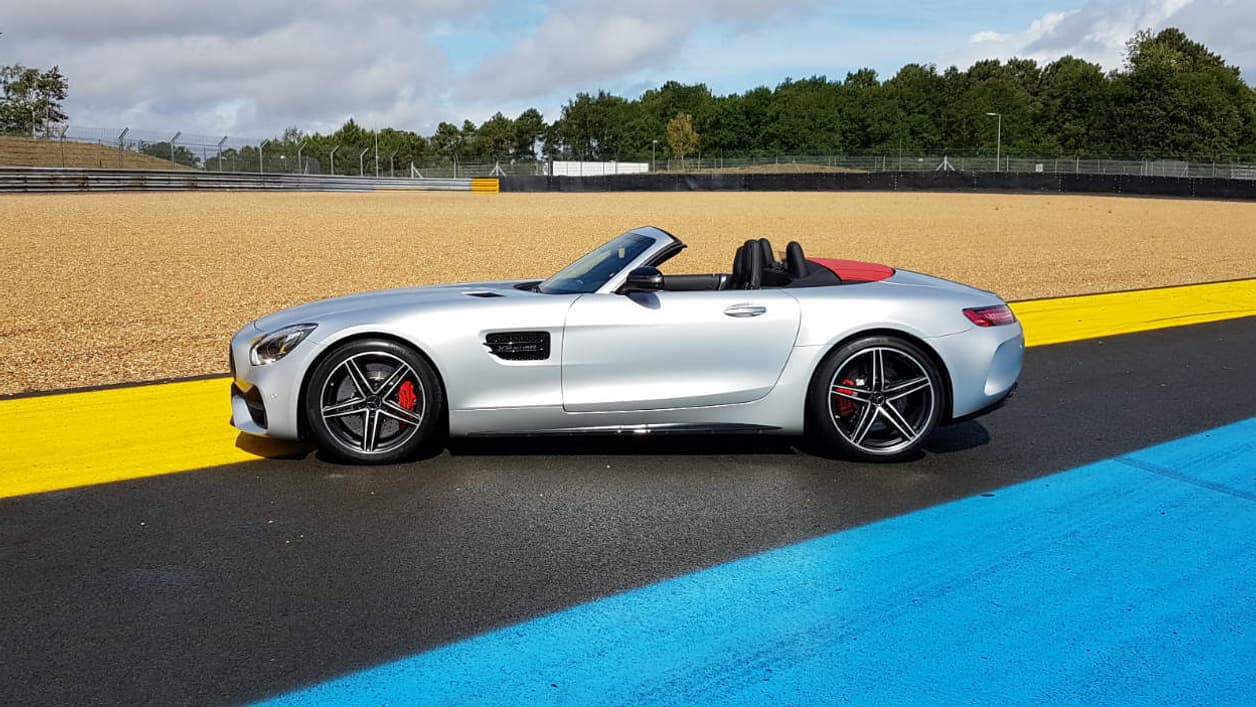 Le toit décapotable du GT C Roadster reste un de ses principaux atouts. Ici sur les bandes du grand circuit du Mans qui en dehors des 24 Heures offrent un décor très sportif à la départementale.