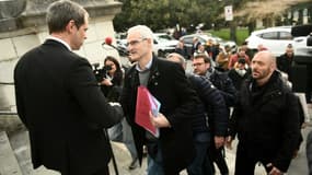 Le porte-parole du collectif des victimes de Bétharram, Alain Esquerre (au centre), serre la main du procureur de la République de Pau, Rodolphe Jarry (L), sur les marches du palais de justice le 27 février 2025