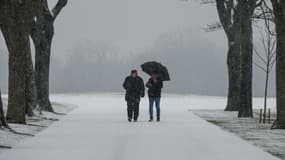 Des piétons marchent dans la neige dans la ville de Vimy, dans le nord de la France, le 17 janvier 2024. 
