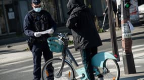 Un contrôle de police à Paris, pendant le confinement, en avril 2020.
