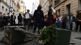 Des étudiants manifestent devant la Sorbonne, le 14 avril 2022 à Paris