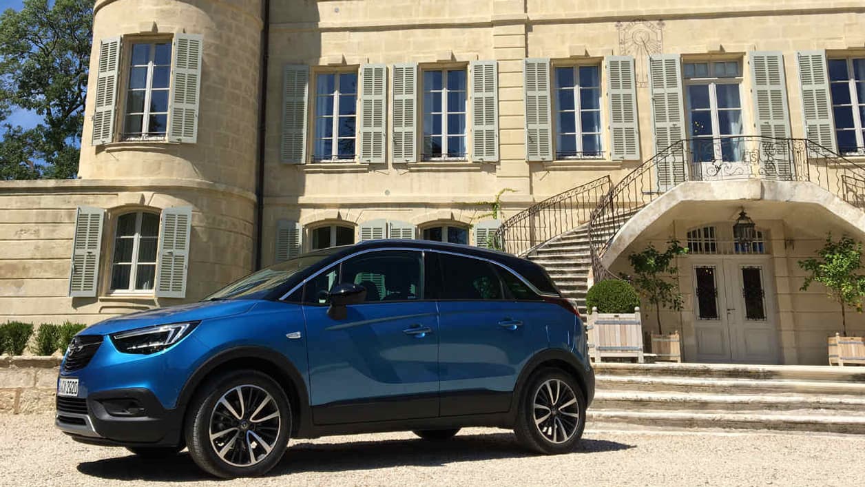 Le Crossland X mesure 4,21 mètres de long, contre 4,28 mètres pour le Mokka X. Pourtant, dans le design, le Crossland X parait plus imposant. Le Crossland X mesure 4,21 mètres de long, contre 4,28 mètres pour le Mokka X. Pourtant, dans le design, le Crossland X parait plus imposant.