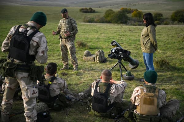 Des recrues ukrainiennes écoutent un instructeur britannique pendant un cours d'entraînement au combat de cinq semaines avec les forces armées britanniques près de Durrington, dans le sud de l'Angleterre, le 11 octobre 2022.