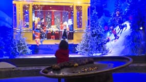 À Paris, les vitrines du boulevard Haussmann se mettent aux couleurs de Noël malgré l'absence de clients