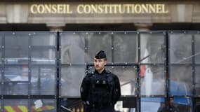 Un gendarme devant le Conseil constitutionnel, à Paris, le 14 avril 2023, lors de décisions très attendues sur la réforme des retraites.