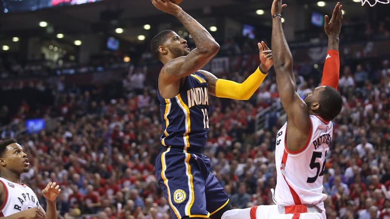 Paul George au milieu de la défense des Toronto Raptors