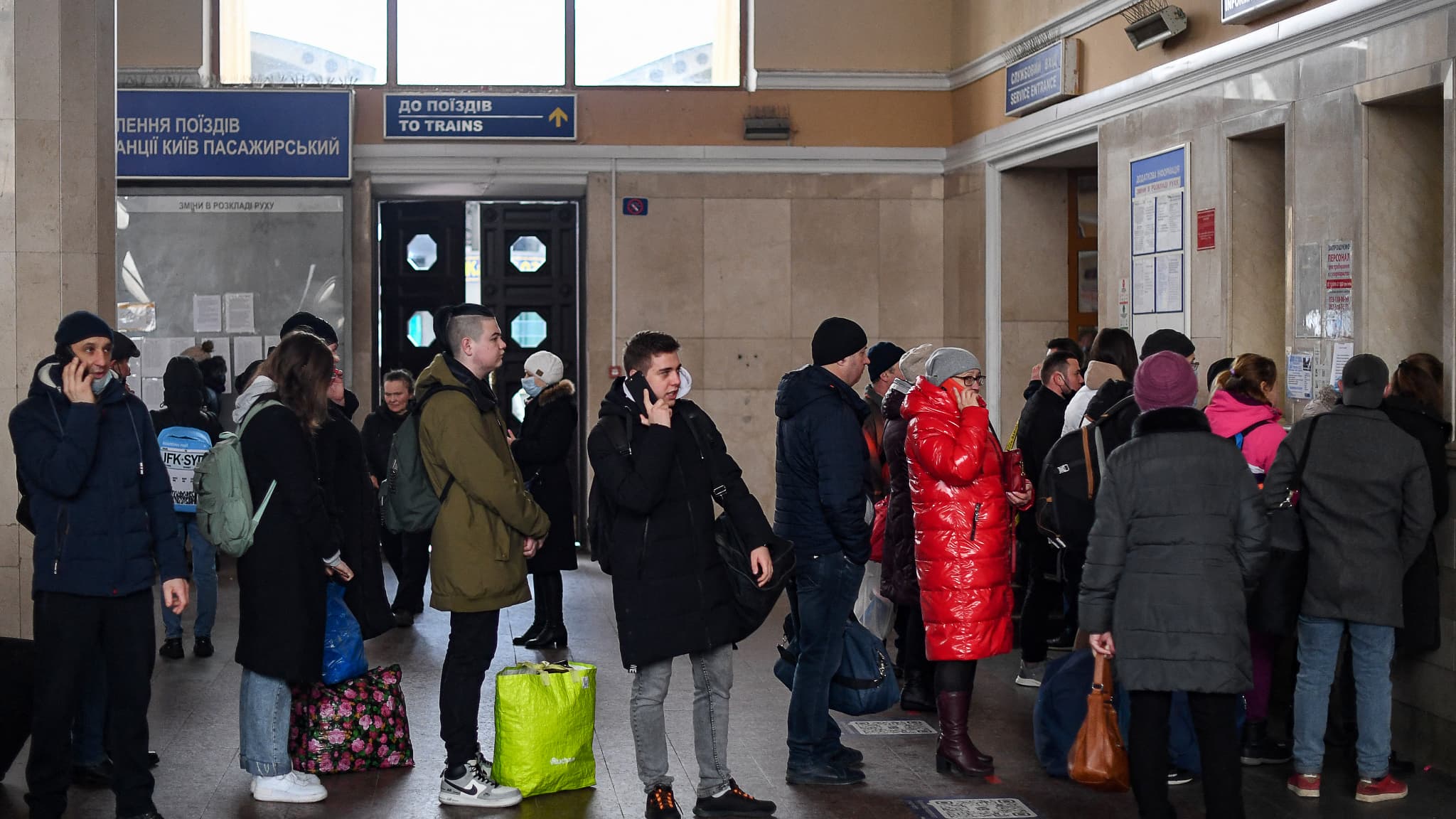 Des personnes font la queue pour acheter des billets à la gare de Kyiv-Pasazhyrskyi à Kiev dans la matinée du 24 février 2022.