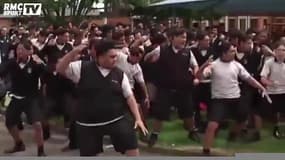 Des étudiants de l’ancien lycée de Jonah Lomu lui rendent hommage avec un émouvant Haka