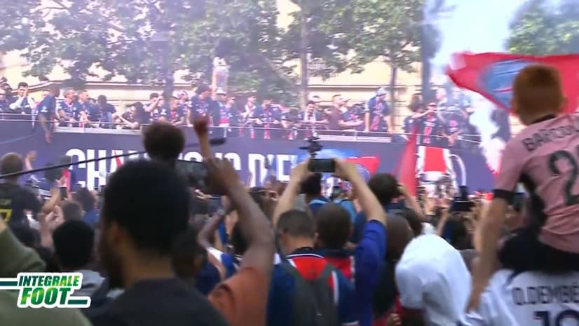 Les supporters profitent de la parade sur les Champs-Elysées, le 1er juin 2025.