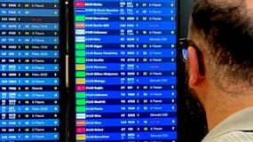 Un voyageur regarde des panneaux d'informations sur les vols lors d'une panne des systèmes de contrôle aérien à l'aéroport de Paris-Orly, au sud de Paris, le 18 mai 2025 (photo d'illustration).