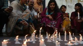 Des Chrétiens pakistanais déposent des bougies en hommage aux victimes, au lendemain d'une attaque-suicide ayant fait des dizaines de morts et de blessés, dont de nombreux enfants.