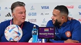 Louis Van Gaal avec Memphis Depay pendant le Mondial 2022