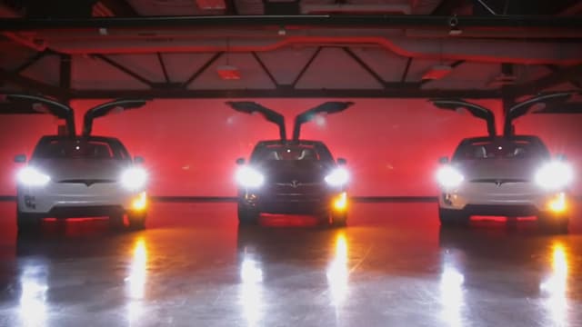 L'animation spéciale se déclenche sur les Tesla Model X et utilise les phares et les portes motorisées.