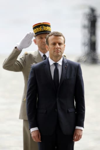 Le président de la République, Emmanuel Macron (au premier plan), et le chef d'état-major des armées, Pierre de Villiers, le 14 mai 2017 à Paris Le président de la République, Emmanuel Macron (au premier plan), et le chef d'état-major des armées, Pierre de Villiers, le 14 mai 2017 à Paris