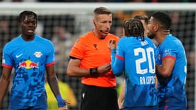 Xavi Simons et les joueurs de Leipzig conteste une décision de l'arbitre Davide Massa contre le Real Madrid, le 6 mars 2024