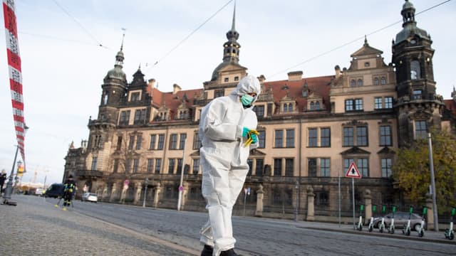 Un enquêteur devant le Palais Royal qui héberge le musée historique "Green Vault", à Dresde, en Allemagne, le 25 novembre 2019