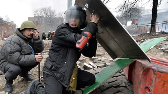 Des manifestants se protègent des tirs d’un sniper, à Kiev, jeudi. Des manifestants se protègent des tirs d’un sniper, à Kiev, jeudi.