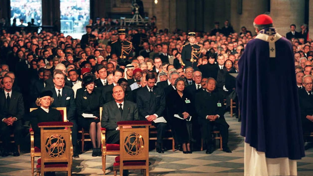 L'intérieur de la cathédrale Notre-Dame-de-Paris le 11 janvier 1996, pour l'hommage à François Mitterrand. Au premier rang, Bernadette et Jacques Chirac L'intérieur de la cathédrale Notre-Dame-de-Paris le 11 janvier 1996, pour l'hommage à François Mitterrand. Au premier rang, Bernadette et Jacques Chirac