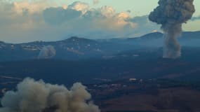 De la fumée s'élève dans le ciel à la frontière entre le Liban et Israël après des frappes aériennes menées ce lundi 23 septembre 2024 par Tsahal.
