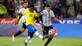 Vinicius au duel avec Nahuel Molina lors de Argentine-Brésil (0-0, qualifs Mondial 2022), le 17 novembre 2021
