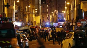 Les abords du Bataclan, pendant 'attaque terroriste et la prise d'otage qui a eu lieu vendredi 13 novembre dans la salle de spectacle parisienne