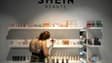 Une cliente dans une boutique éphémère de la marque asiatique Shein, le 26 juin 2025 à Diajon, en Côte-d'Or