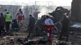 Les équipes de secours sur les lieux du crash du Boeing 737 à Téhéran, le 8 janvier 2020.