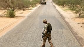 Un soldat allemand de la Minusma recherche des engins explosifs artisanaux sur la route Gao-Gossi, au Mali, le 2 août 2018