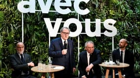 (g-d) Edouard Philippe (Horizons),  Richard Ferrand, président LREM de l'Assemblée nationale, François Bayrou (MoDem) et Stanislas Guerini, secrétaire délégué de LREM, le 5 mai 2022 à Paris