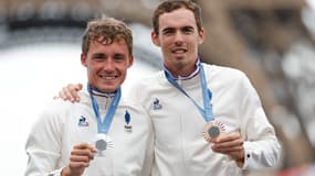 Valentin Madouas et Christophe Laporte sur le podium olympique, le 3 août 2024