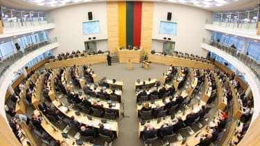 Quatre-vingt-dix députés sur 141 ont voté pour l'adoption de la loi.